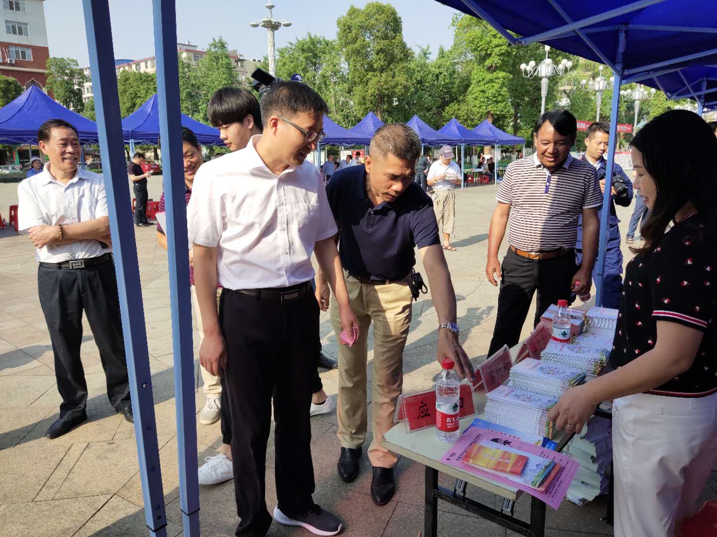市委常委,常务副市长黄含茂参加.