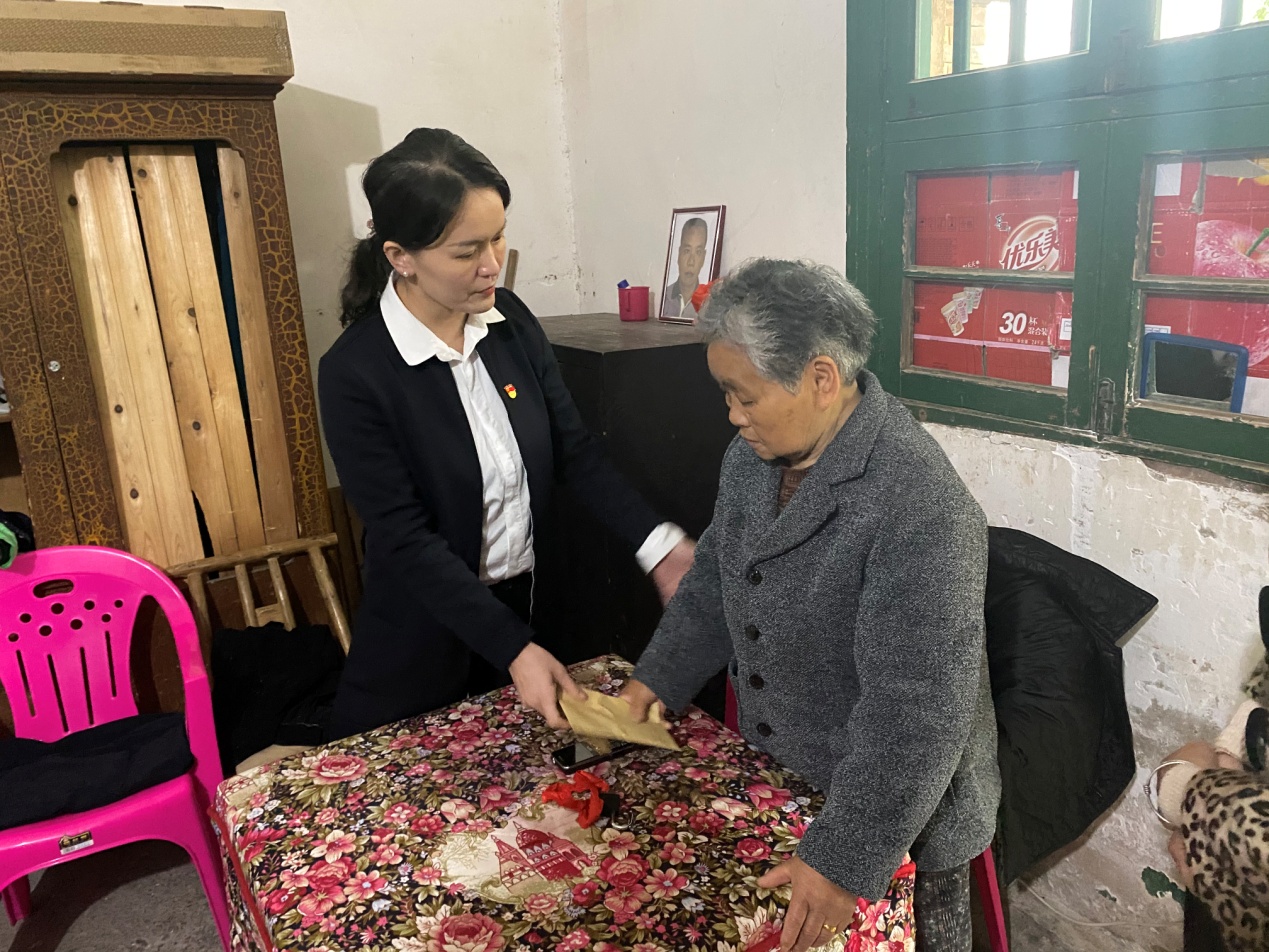 首页 政务公开 基层信息随后,彭益玲走访慰问了革命烈