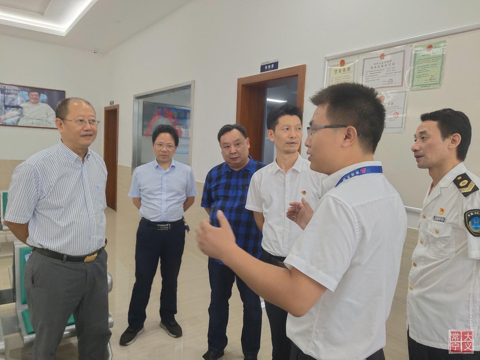 7月9日,省卫生计生综合监督执法局局长罗志强率执法人员对南岳生物