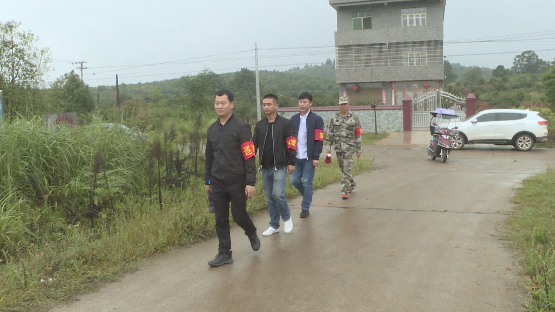 9月27日,市领导邹远国,雷楚云率相关部门负责人,到三角塘,西岭,荫田