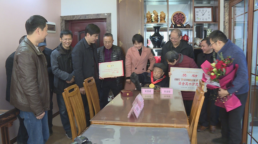 市领导探望常宁老艺术家吴国威