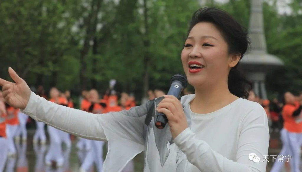 歌曲《我是舂陵河》演唱者文谦来常与广场舞爱好者零距离真情互动