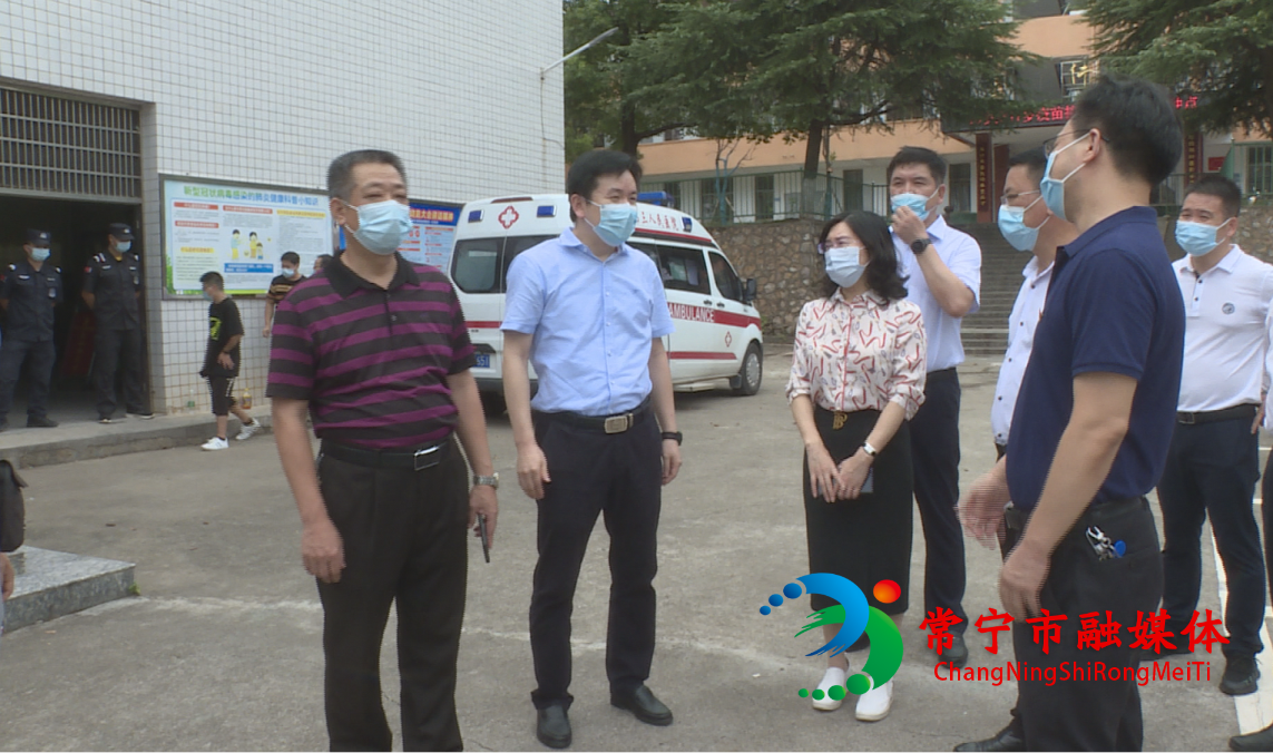 常宁市人民政府门户网站-邹雄杰到城区各接种点督导12至14周岁学生