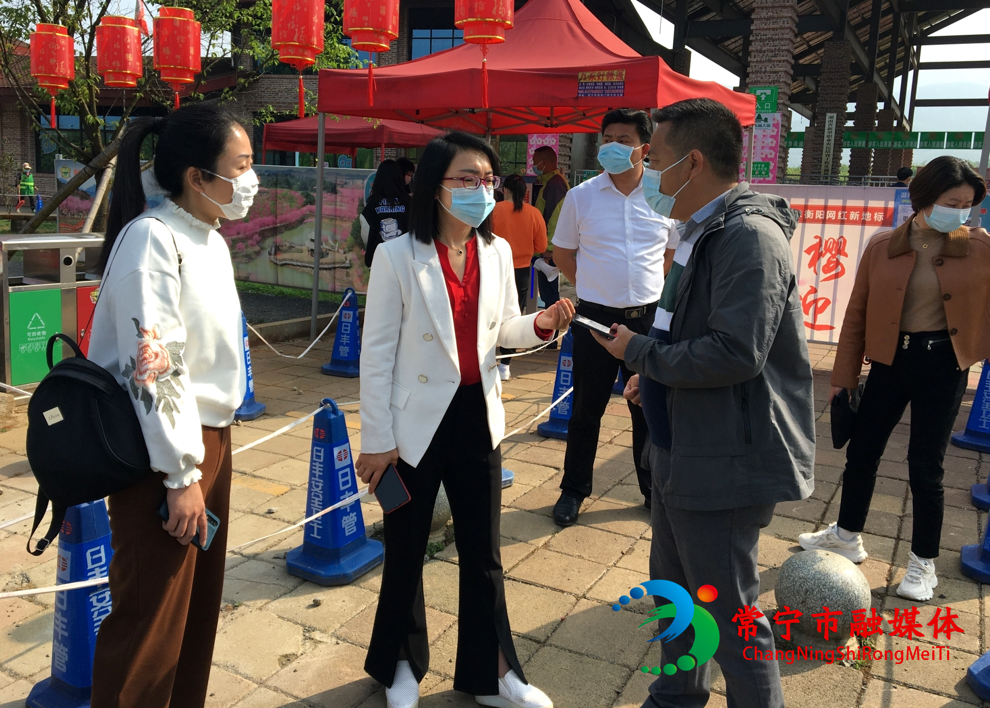 龙显蓉到罗桥樱花园景区检查疫情防控工作