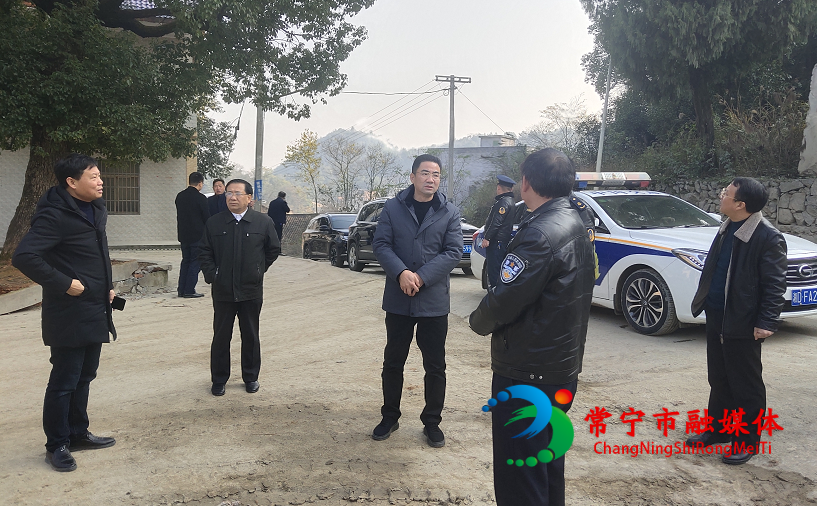 12月22日,副市长尹建恒率相关部门负责人到西岭镇