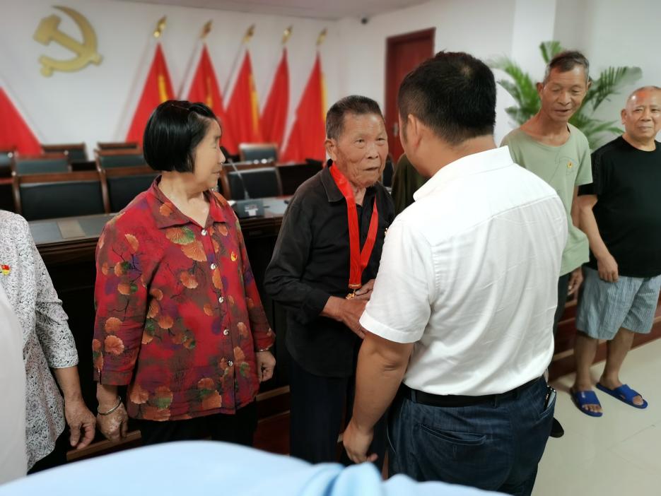 常宁市泉峰街道"光荣在党50年"纪念章颁发仪式