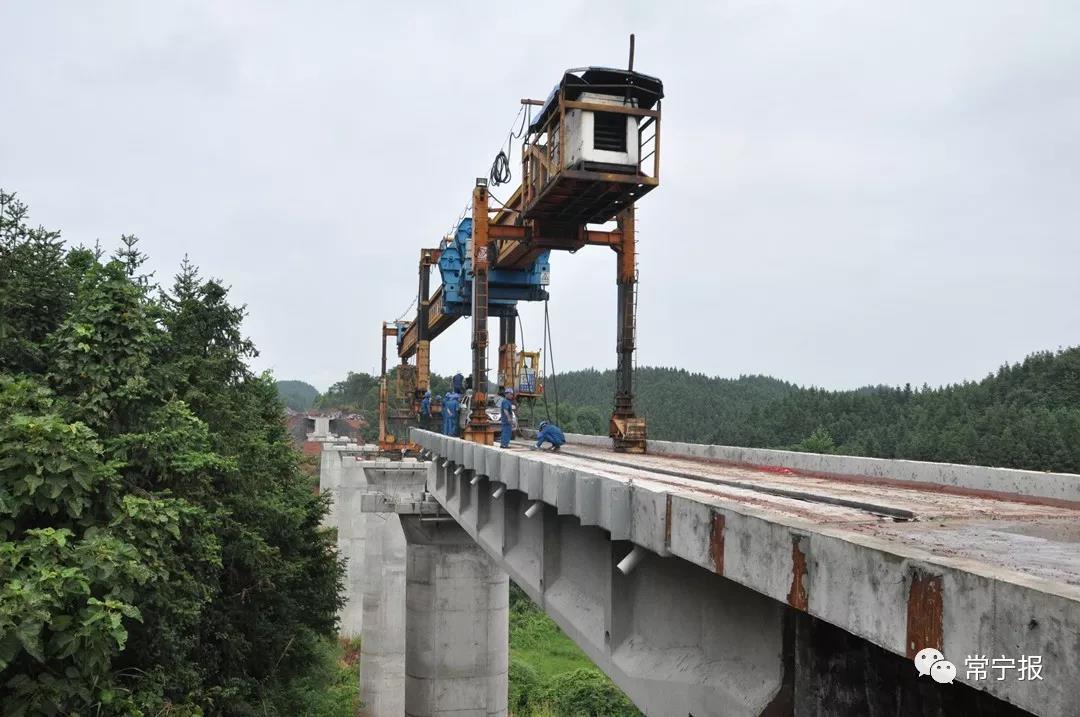 7月12日,常宁人民盼望已久的瓦松铁路专用线已正式进入全线铺轨架桥