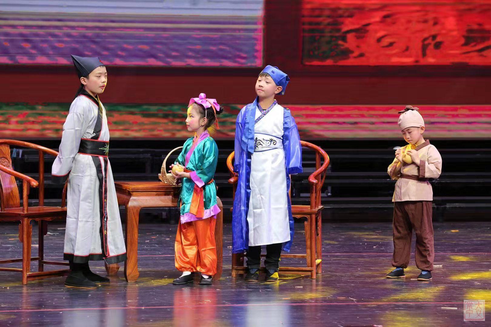 《孔融让梨》国学经典表演《游子吟》此次演出分五个部分,有19个节目